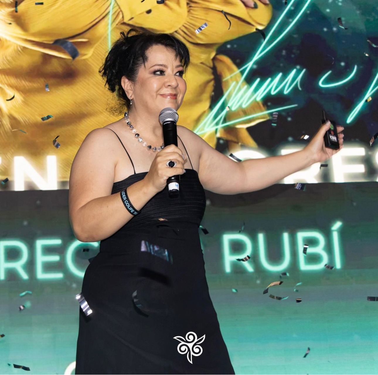 Lorena Flores en escenario GoLife - Reconocimiento Líder Rubí